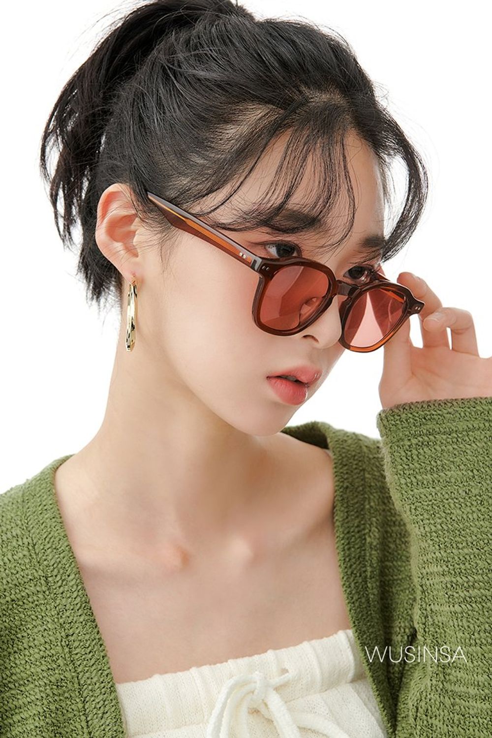 카키 컬러의 볼레로 셋업에 패턴이 돋보이는 플레어 팬츠로 완성한 레트로 무드의 코디네이션 #봄 #레트로