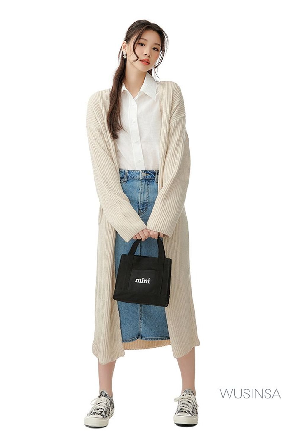 가볍게 입기 좋은 셔츠와 데님 스커트를 매치하고 롱 카디건을 걸쳐 마무리한 캐주얼 룩 #봄 #캐주얼