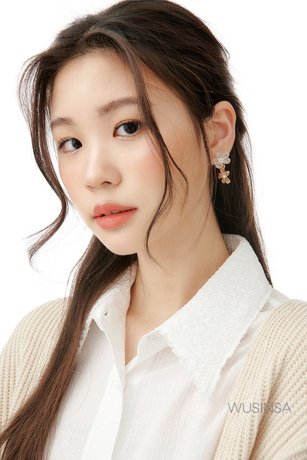 가볍게 입기 좋은 셔츠와 데님 스커트를 매치하고 롱 카디건을 걸쳐 마무리한 캐주얼 룩 #봄 #캐주얼