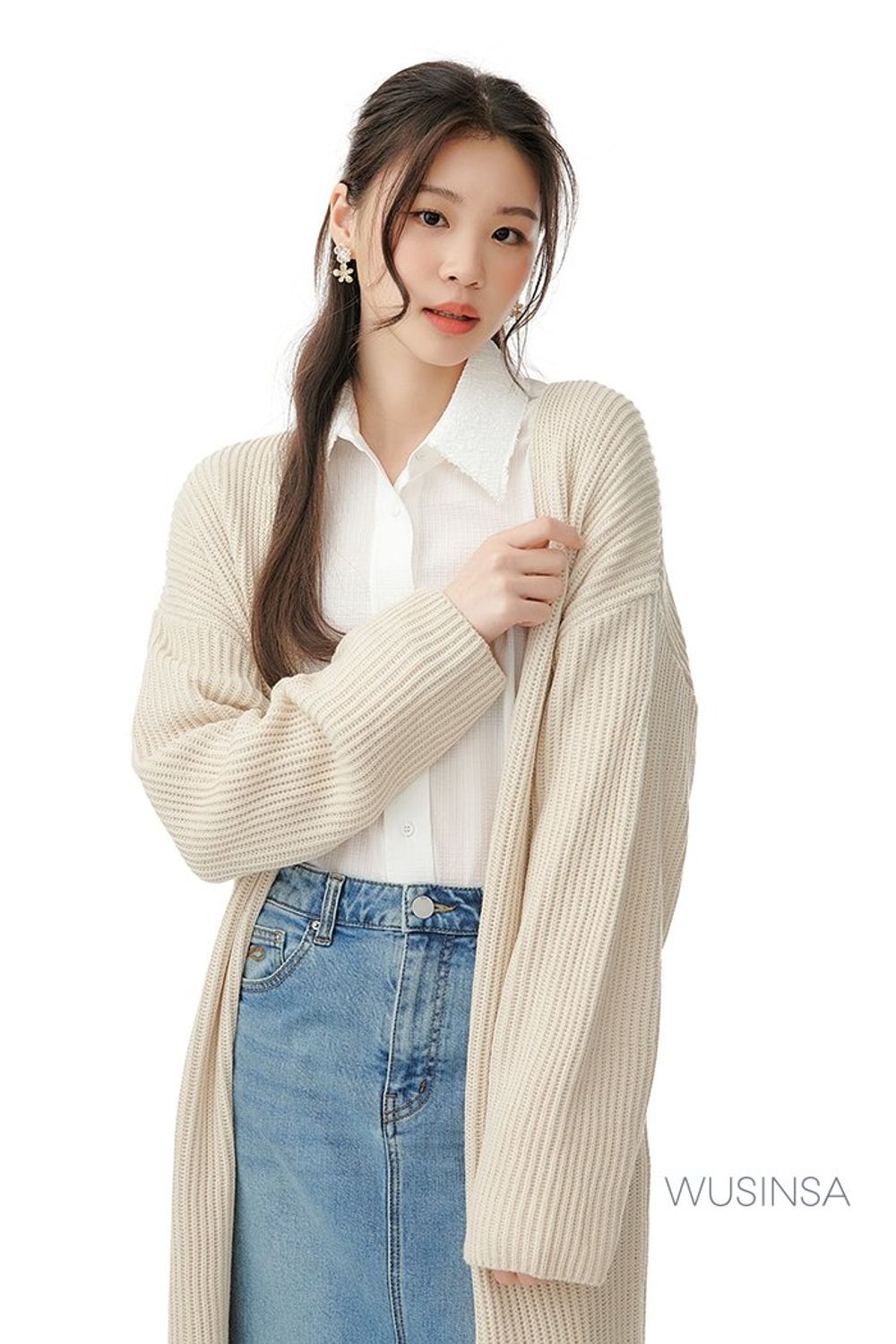 가볍게 입기 좋은 셔츠와 데님 스커트를 매치하고 롱 카디건을 걸쳐 마무리한 캐주얼 룩 #봄 #캐주얼