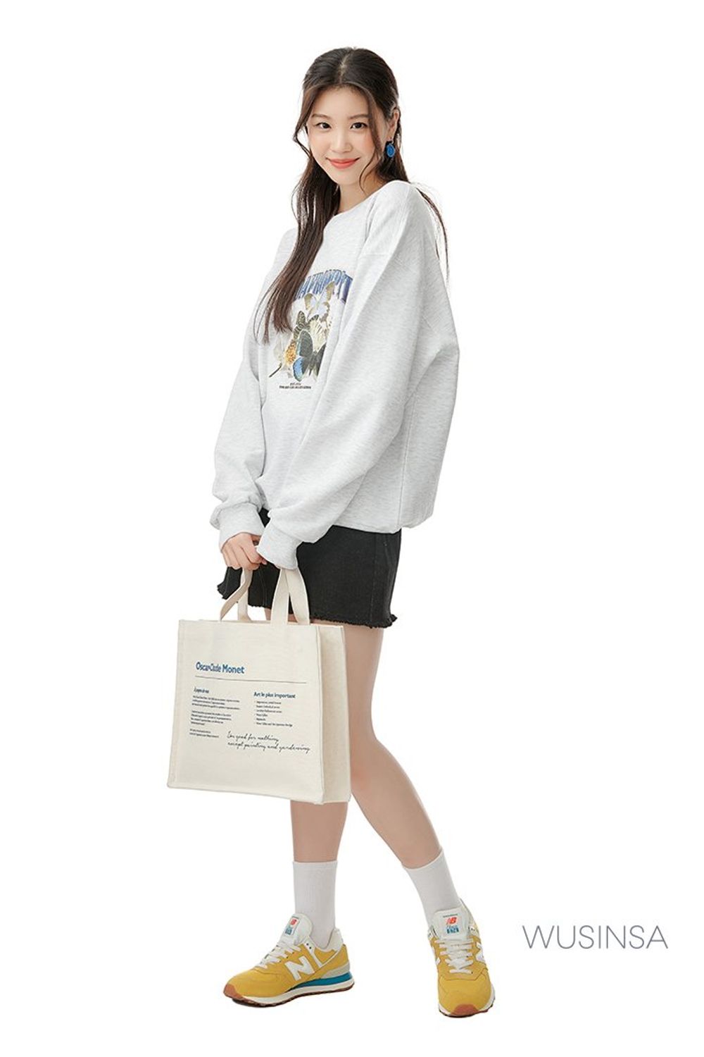 그래픽이 돋보이는 스웨트셔츠와 데님 스커트로 연출한 걸리시 룩 #봄 #걸리시