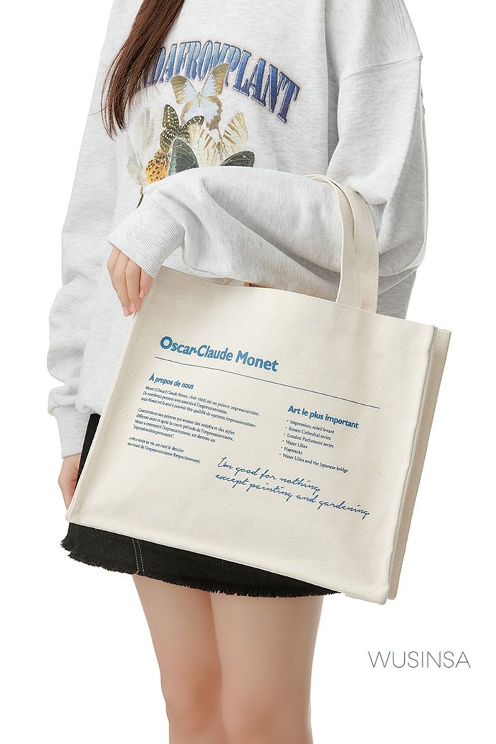 그래픽이 돋보이는 스웨트셔츠와 데님 스커트로 연출한 걸리시 룩 #봄 #걸리시