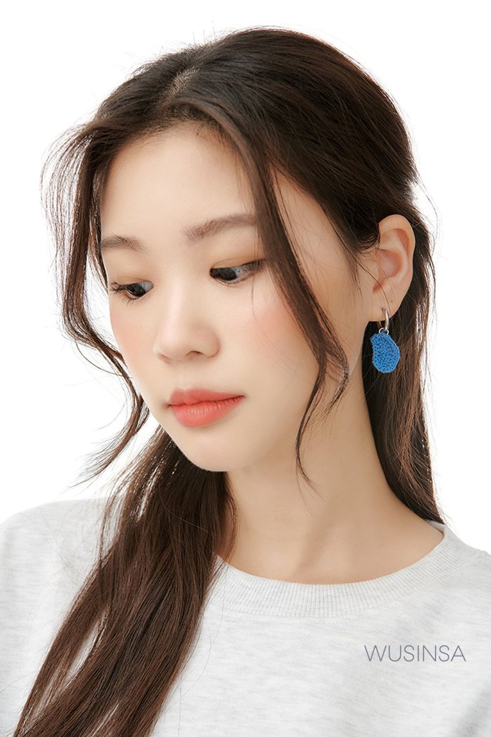 그래픽이 돋보이는 스웨트셔츠와 데님 스커트로 연출한 걸리시 룩 #봄 #걸리시