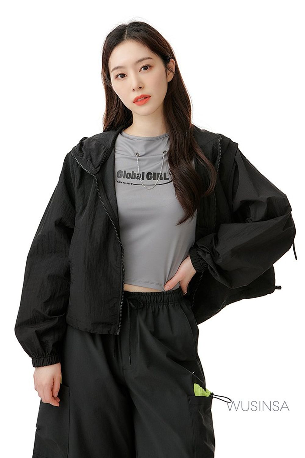 그레이 컬러 크롭 티셔츠와 점퍼를 함께 입고 포켓 디테일이 돋보이는 팬츠와 백팩으로 마무리한 스포츠 룩 #스포티 #봄 #스포츠