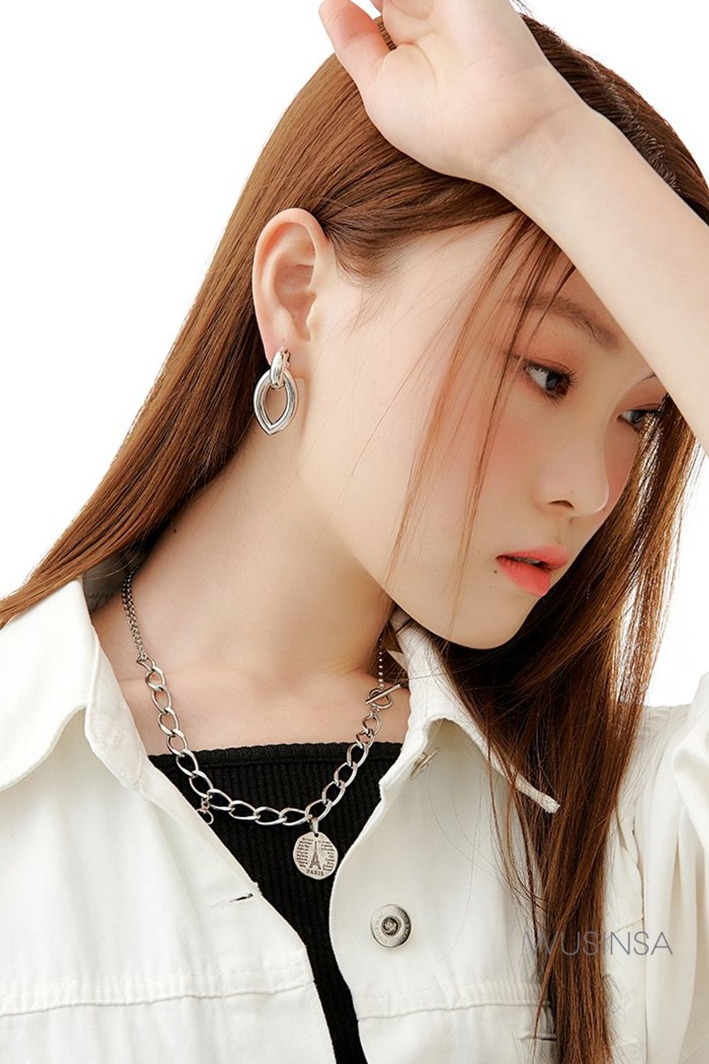 화사한 화이트 컬러 점프 슈트에 캐주얼한 무드의 워커 부츠로 완성한 캐주얼 룩 #봄 #캐주얼