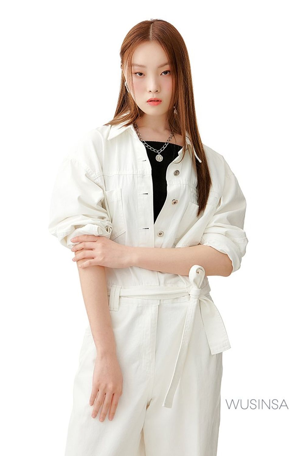 화사한 화이트 컬러 점프 슈트에 캐주얼한 무드의 워커 부츠로 완성한 캐주얼 룩 #봄 #캐주얼