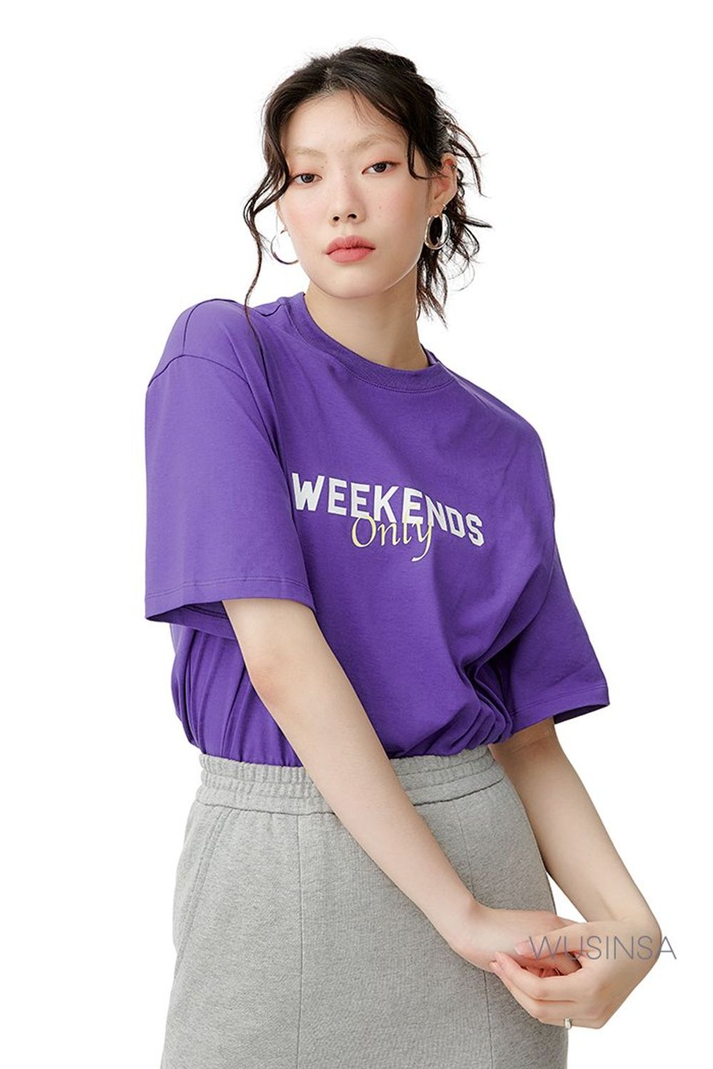 퍼플 컬러 반팔 티셔츠에 롱스커트와 스니커즈로 캐주얼 무드를 더한 이지 캐주얼 룩 #봄 #캐주얼