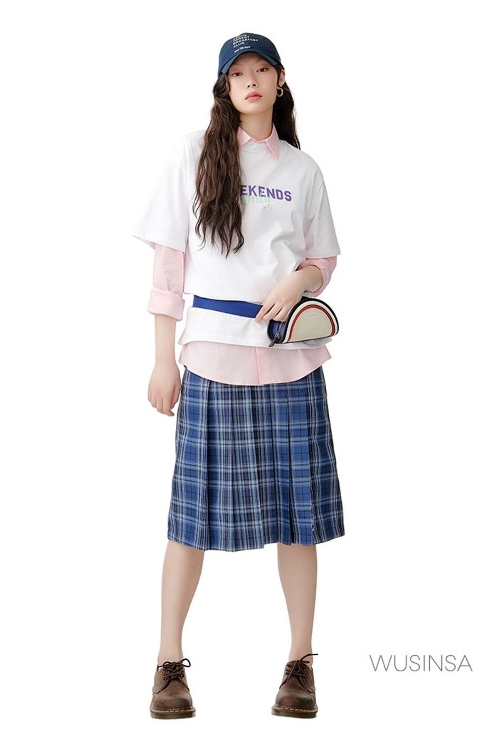 반팔 티셔츠와 셔츠를 레이어드하고 플리츠스커트로 마무리한 레트로 룩 #봄 #레트로