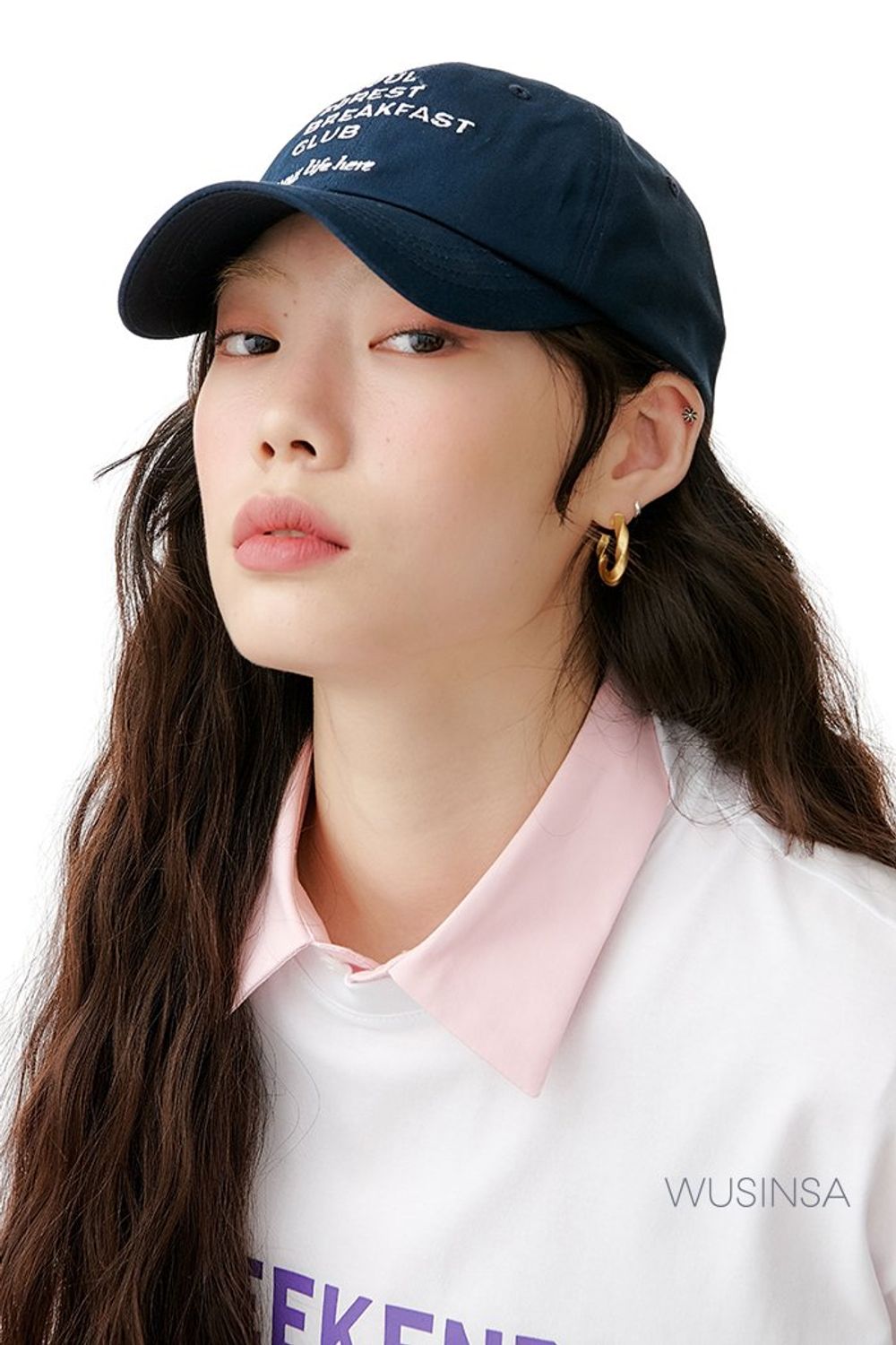 반팔 티셔츠와 셔츠를 레이어드하고 플리츠스커트로 마무리한 레트로 룩 #봄 #레트로