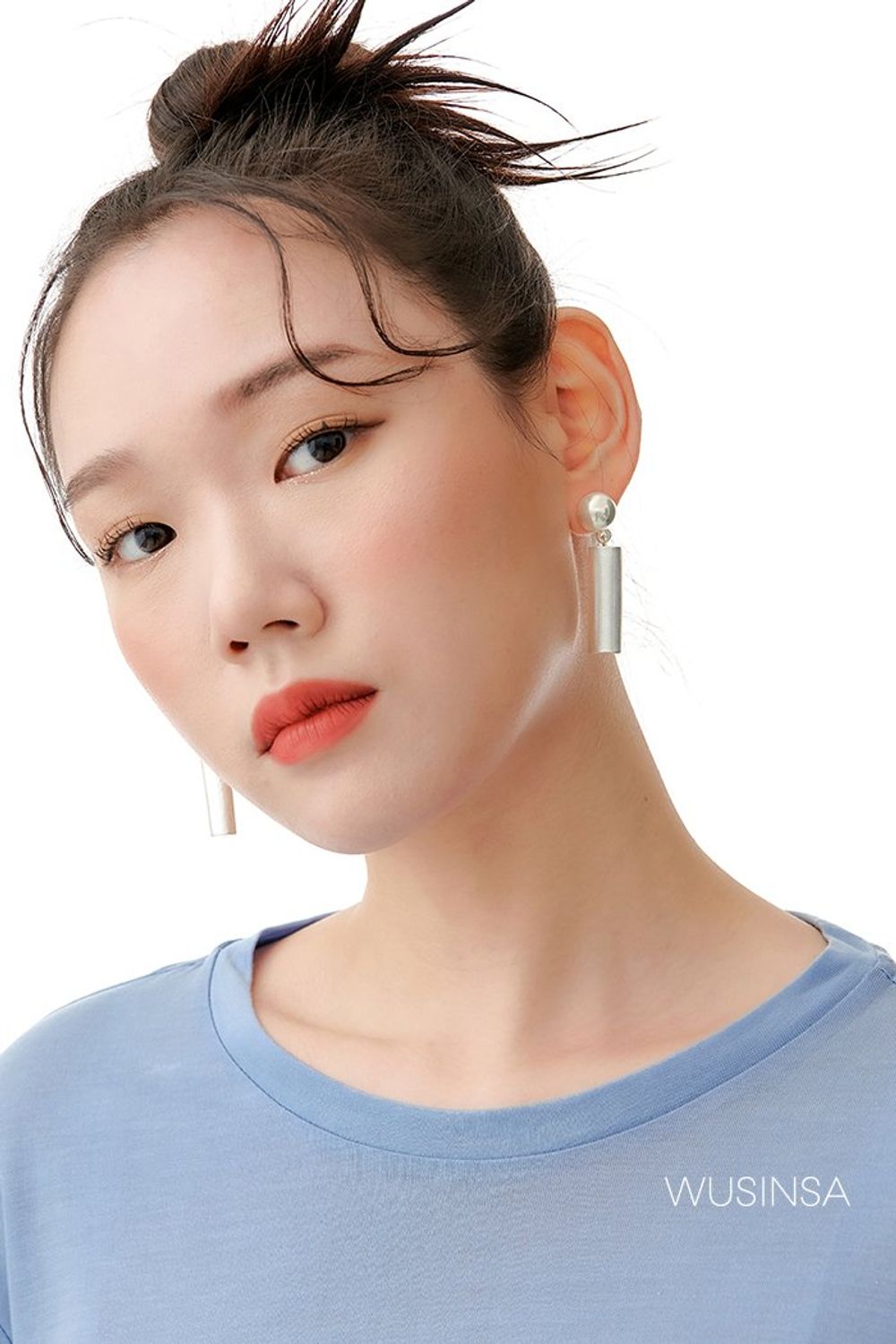 여유로운 실루엣의 긴팔 티셔츠와 슬랙스를 매치하고 독특한 형태의 토트백을 더해 마무리한 포멀 룩 #봄 #포멀 #비즈니스캐주얼