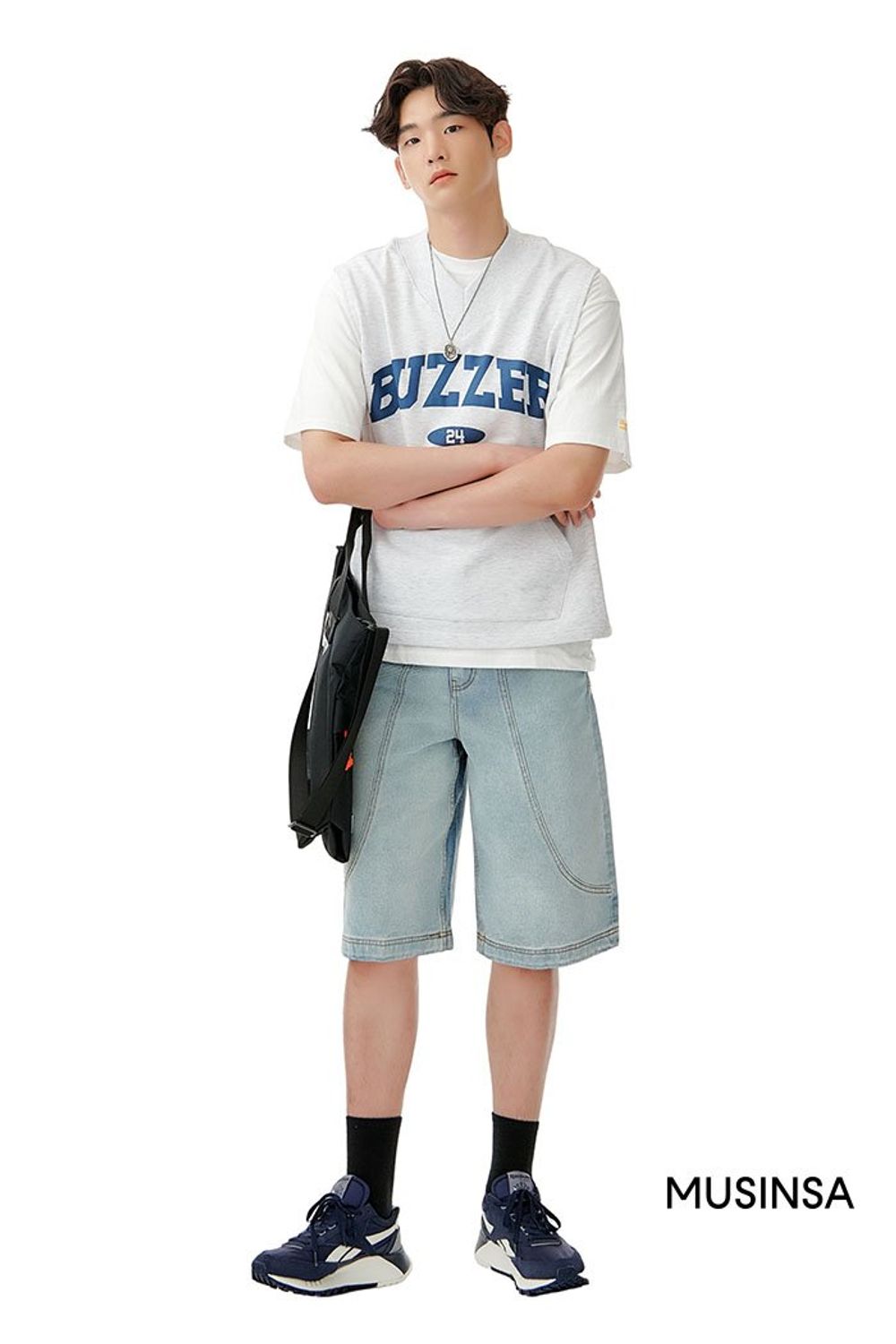 베이식한 무드의 베스트와 티셔츠를 레이어드하고 데님 숏 팬츠로 완성한 캐주얼 룩 #봄 #캐주얼