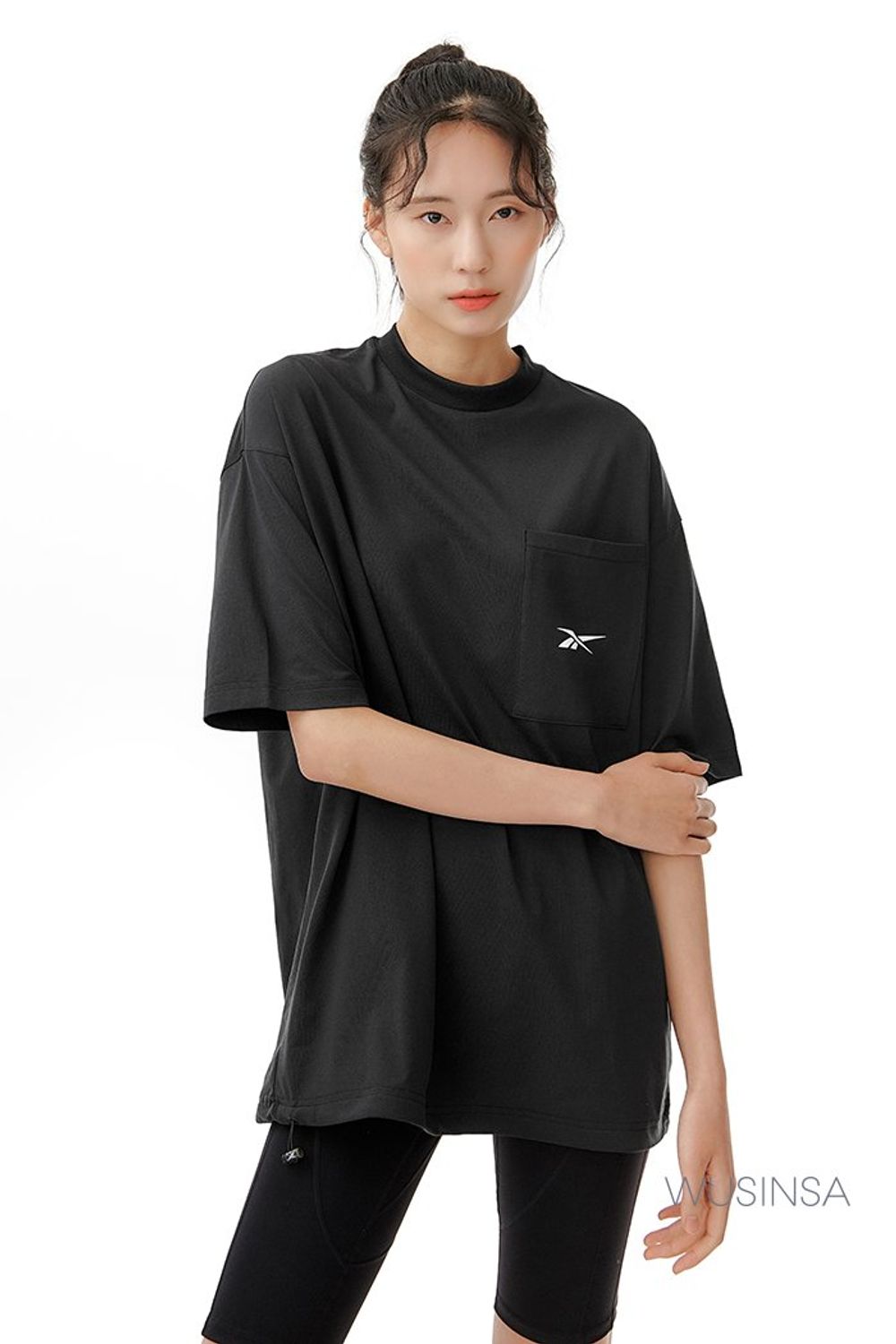 스포티한 무드의 티셔츠와 바이커 팬츠를 함께입고 스니커즈로 완성한 스포츠 룩 #스포티 #봄 #스포츠