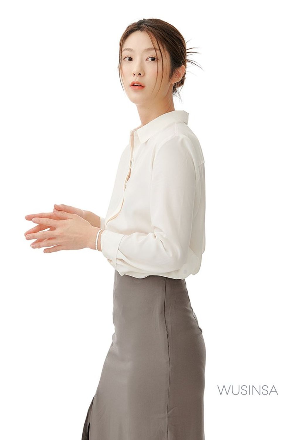 미니멀한 디자인의 블라우스와 롱스커트로 연출한 포멀 룩 #격식 #단아한 #하객 #봄 #포멀 #비즈니스캐주얼