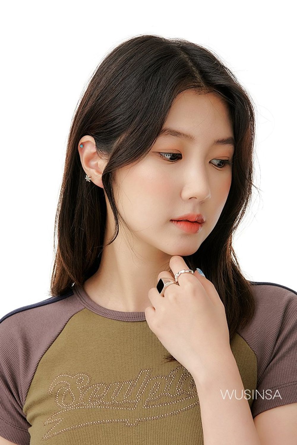 레트로 무드의 크롭 티셔츠와 카고 팬츠로 완성한 캐주얼 룩 #편안한 #그래픽 #원마일웨어 #여름 #캐주얼