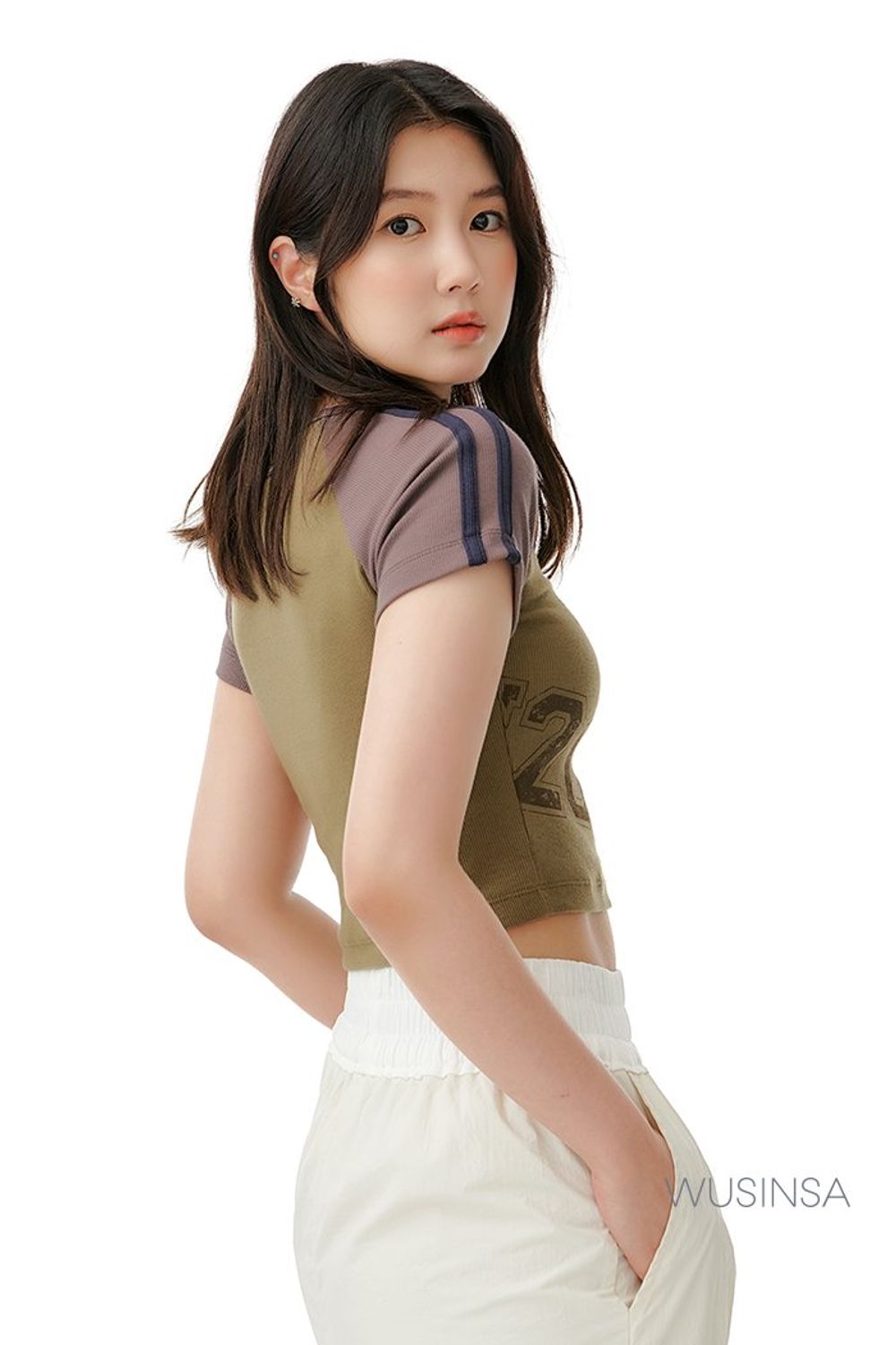 레트로 무드의 크롭 티셔츠와 카고 팬츠로 완성한 캐주얼 룩 #편안한 #그래픽 #원마일웨어 #여름 #캐주얼