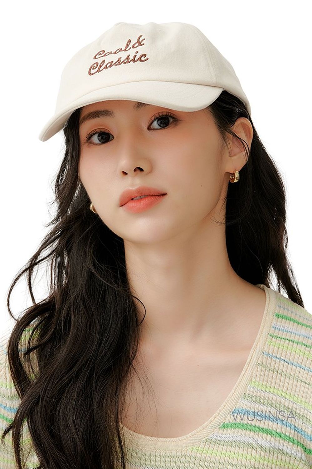 컬러 배색의 스트라이프 니트에 조거 팬츠를 매치하고 볼캡으로 마무리해 편안함을 강조한 스타일링 #편안한 #레터링 #스트라이프 #꾸안꾸 #원마일웨어 #여름 #캐주얼