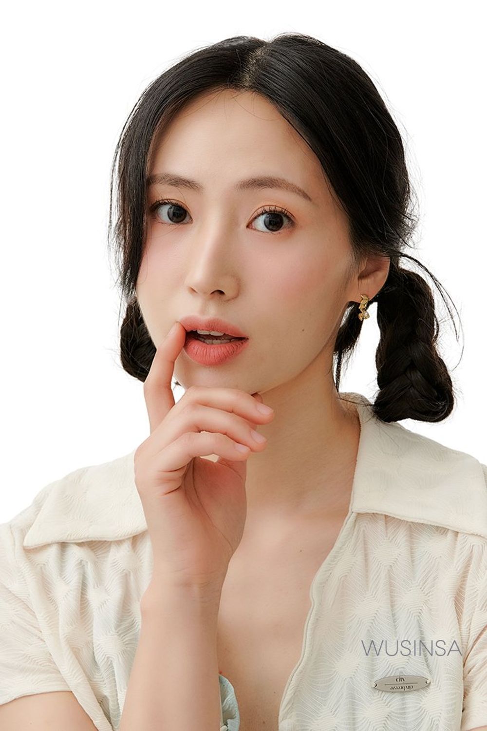 민트 컬러의 레이스 미니 원피스에 링클 셔츠를 레이어드해 연출한 걸리시 룩 #화사한 #파스텔 #여친룩 #여름 #걸리시