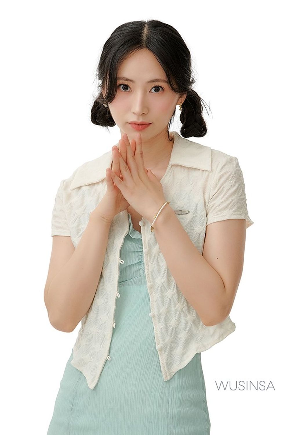 민트 컬러의 레이스 미니 원피스에 링클 셔츠를 레이어드해 연출한 걸리시 룩 #화사한 #파스텔 #여친룩 #여름 #걸리시