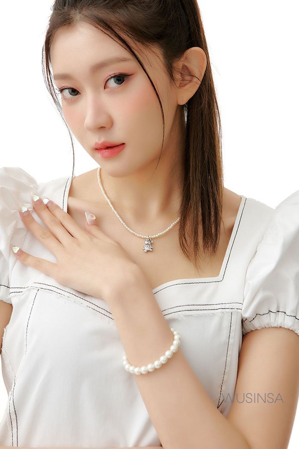 스티치 디테일이 돋보이는 미니 원피스에 비즈 백으로 러블리 무드를 더한 걸리시 룩 #모노톤 #여친룩 #여름 #걸리시