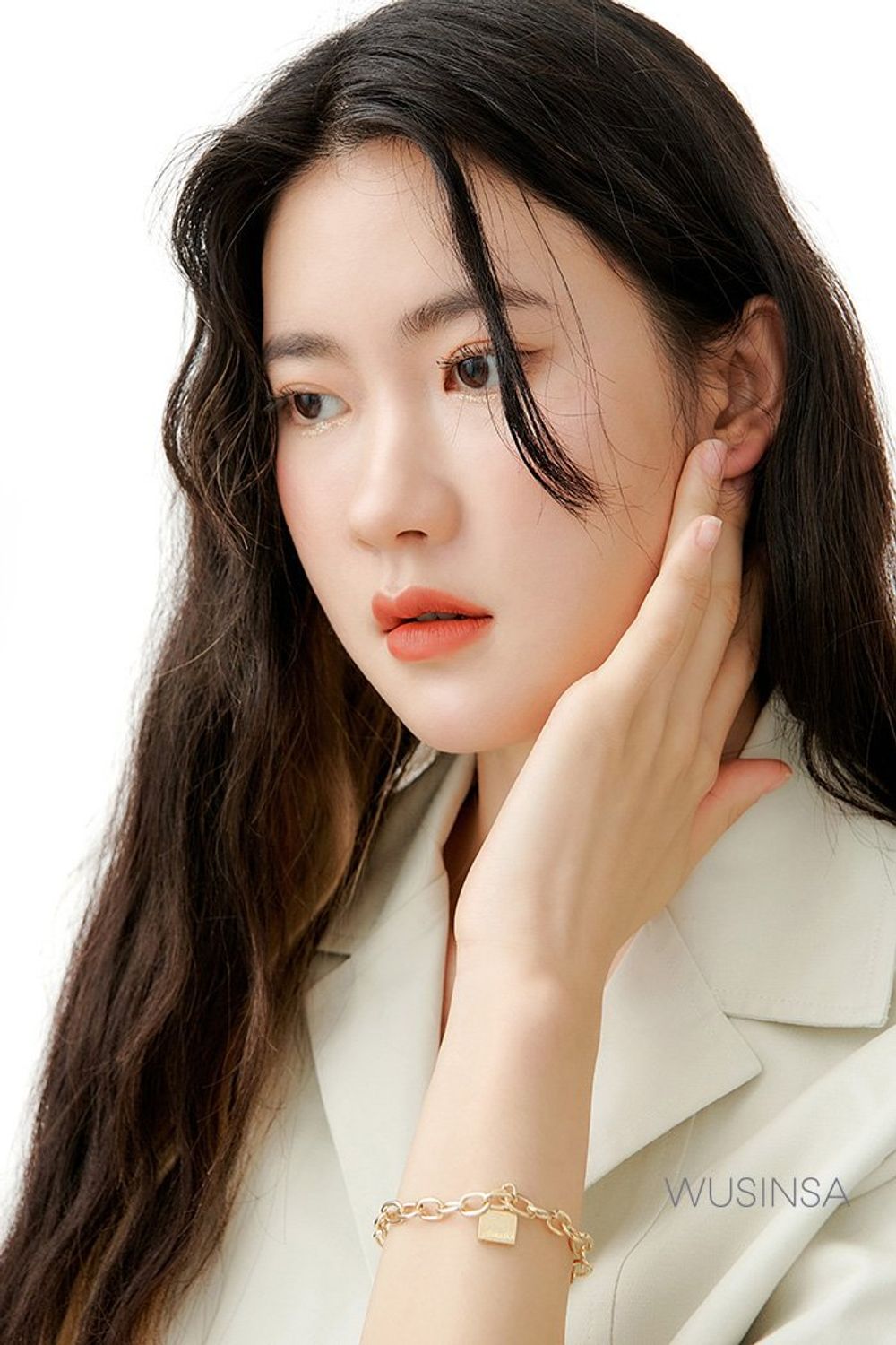 볼레로 스타일의 셔츠와 화이트 팬츠를 매치하고 라탄 소재의 토트백을 더해 마무리한 포멀 룩 #화사한 #리조트룩 #뉴트럴톤 #여행 #여름 #로맨틱