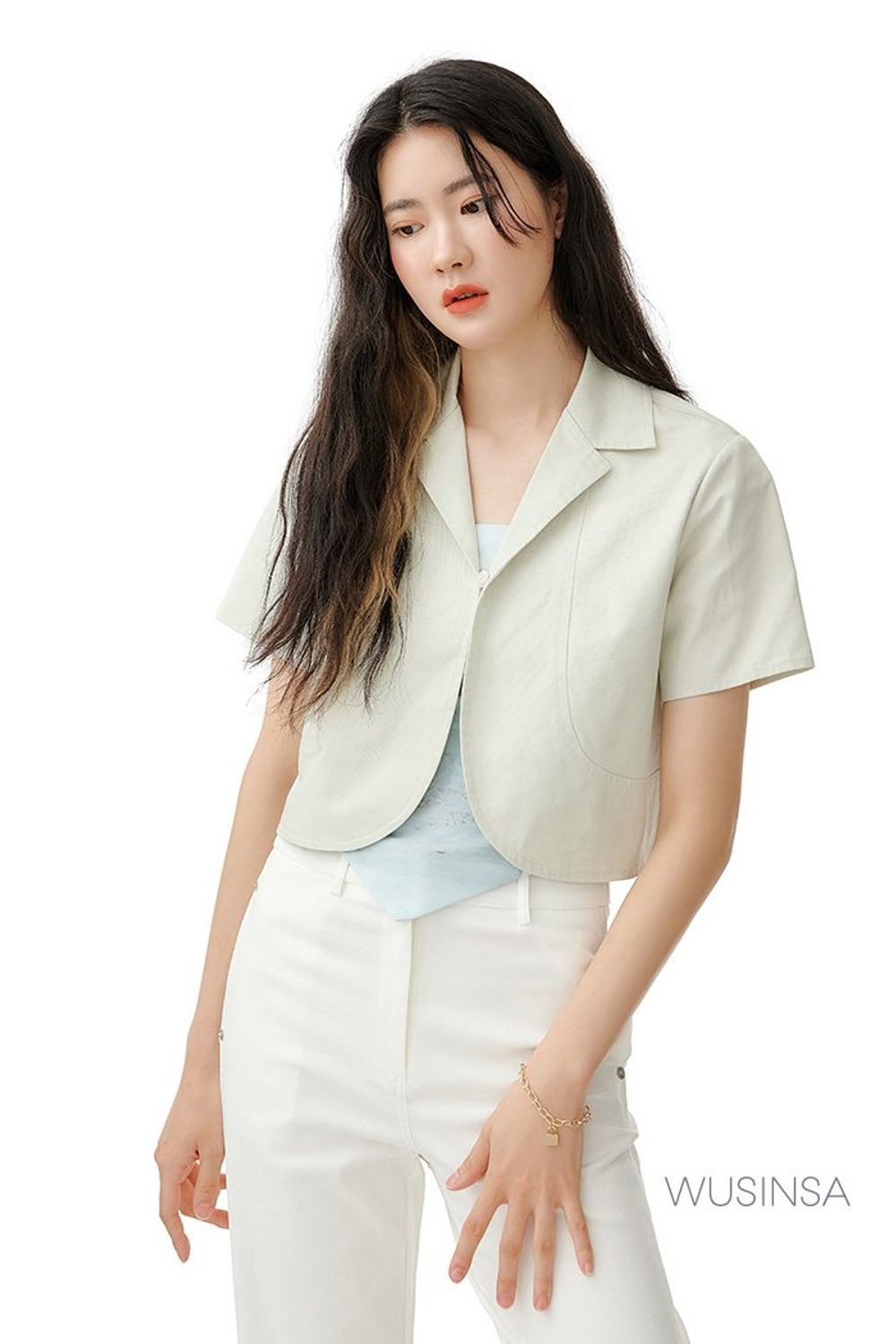볼레로 스타일의 셔츠와 화이트 팬츠를 매치하고 라탄 소재의 토트백을 더해 마무리한 포멀 룩 #화사한 #리조트룩 #뉴트럴톤 #여행 #여름 #로맨틱