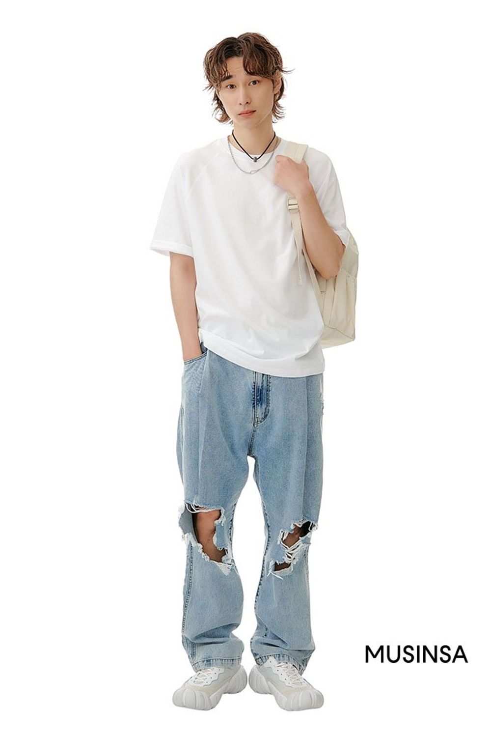 뒷면 그래픽이 돋보이는 반팔 티셔츠에 데님 팬츠를 코디하고 스니커즈로 캐주얼 무드를 더한 캐주얼 룩 #레터링 #꾸안꾸 #찢청 #남친룩 #여름 #캐주얼