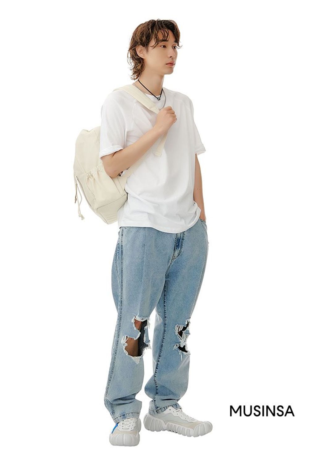 뒷면 그래픽이 돋보이는 반팔 티셔츠에 데님 팬츠를 코디하고 스니커즈로 캐주얼 무드를 더한 캐주얼 룩 #레터링 #꾸안꾸 #찢청 #남친룩 #여름 #캐주얼