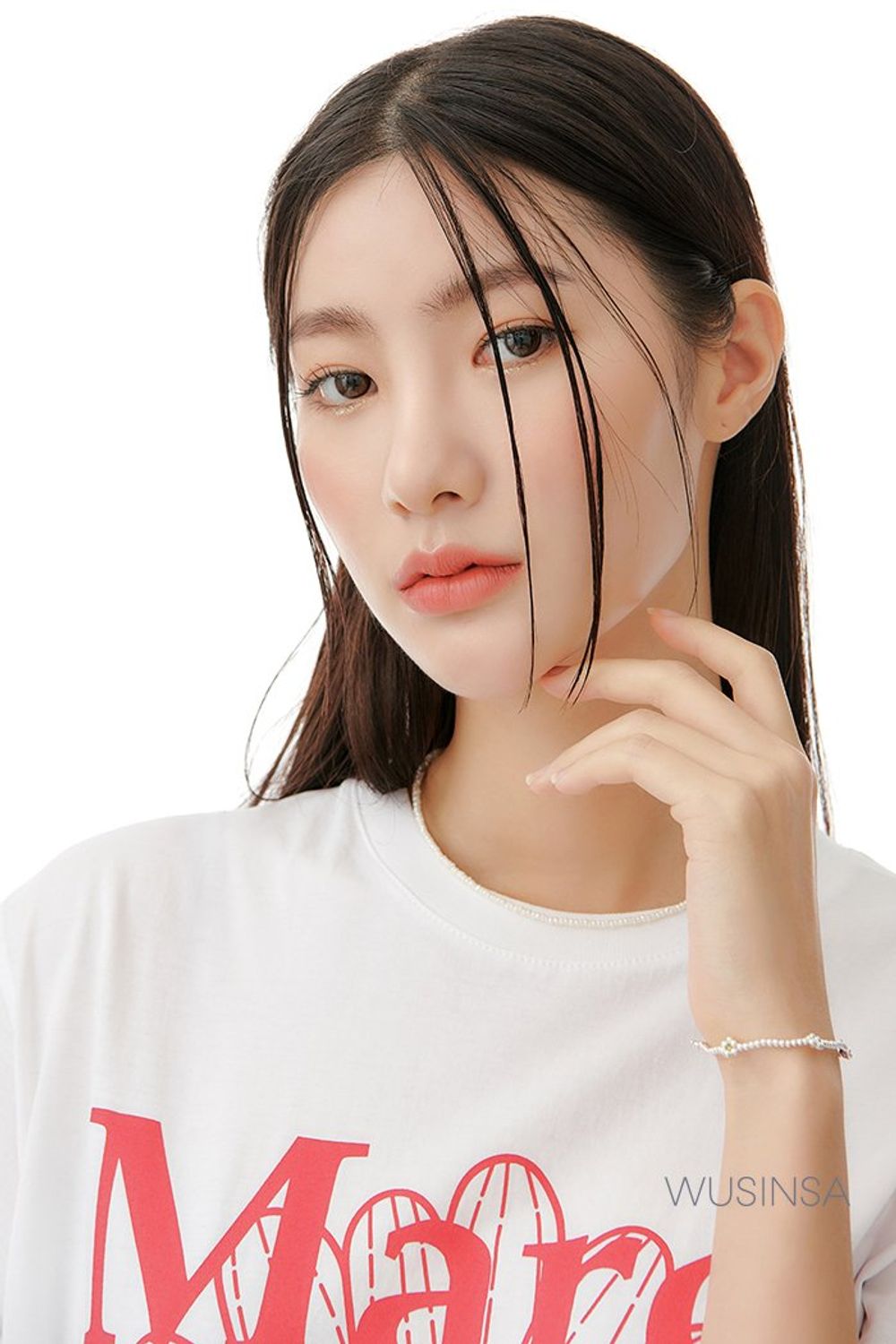 그래픽이 돋보이는 티셔츠와 체크 스커트로 연출한 걸리시 룩 #그래픽 #체크 #데이트 #귀여운 #여름 #걸리시
