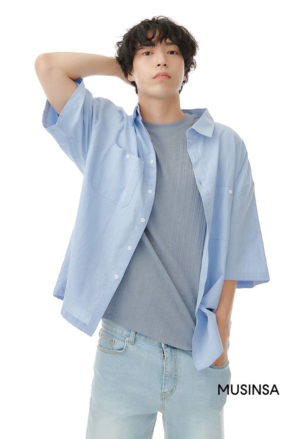 블루 컬러 셔츠에 데님 숏 팬츠를 매치하고 레터링 디테일의 숄더백과 샌들로 마무리한 캐주얼 룩 #꾸안꾸 #피크닉 #플리츠 #여름 #캐주얼