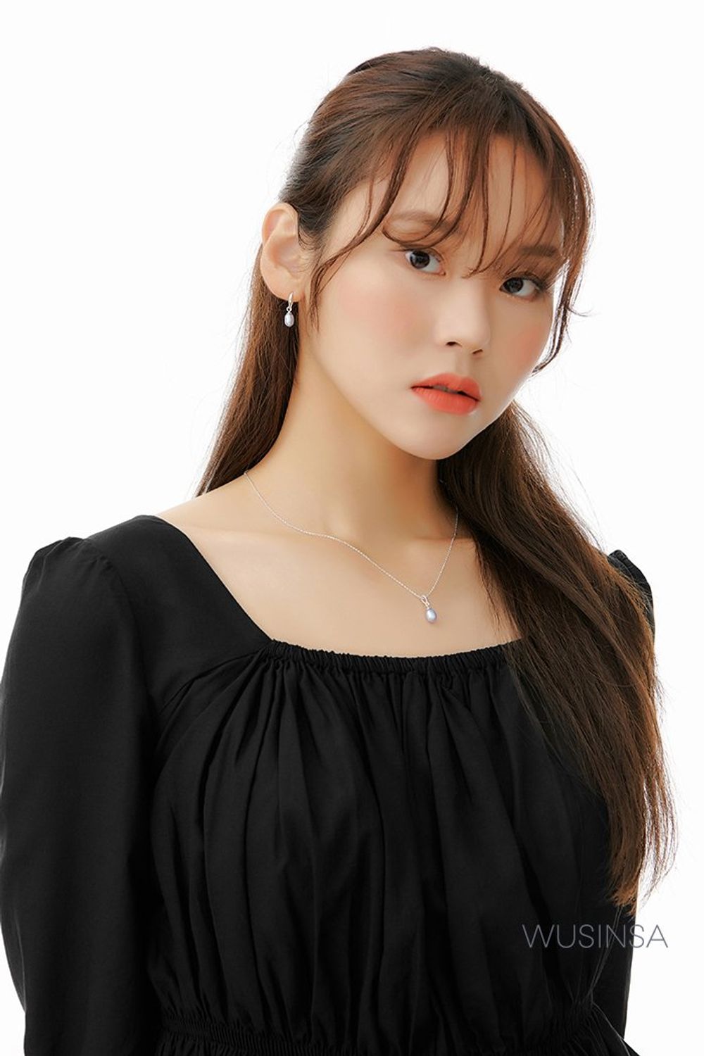 셔링 디테일이 돋보이는 블라우스와 플리츠 팬츠로 완성한 포멀 룩 #우아한 #컬러포인트 #모노톤 #출근룩 #하객 #셔링 #여름 #비즈니스캐주얼 #포멀