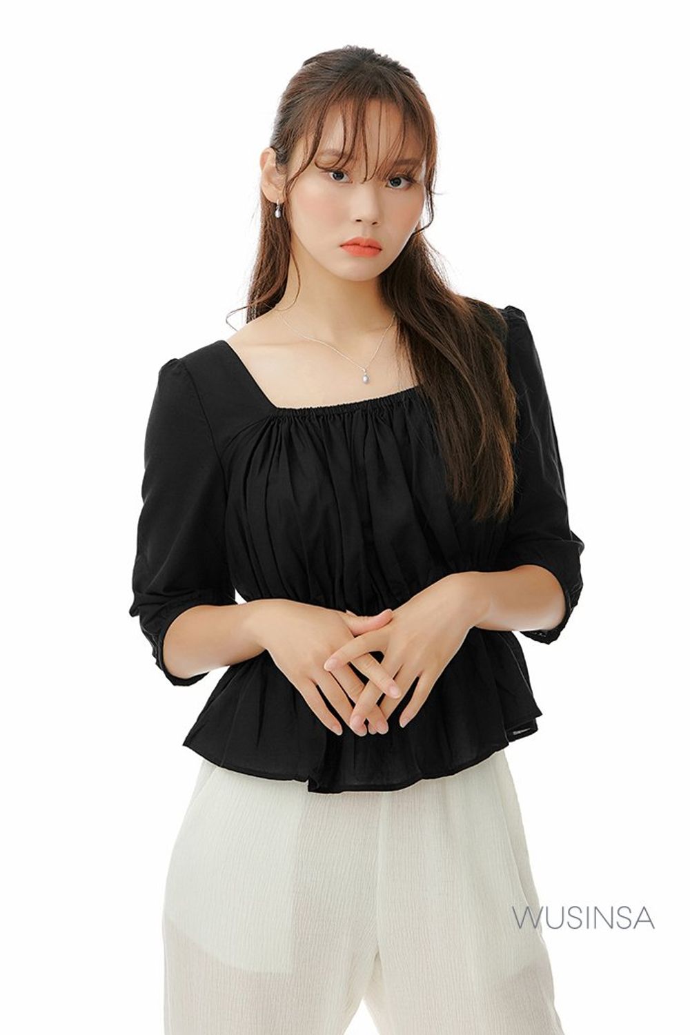 셔링 디테일이 돋보이는 블라우스와 플리츠 팬츠로 완성한 포멀 룩 #우아한 #컬러포인트 #모노톤 #출근룩 #하객 #셔링 #여름 #비즈니스캐주얼 #포멀