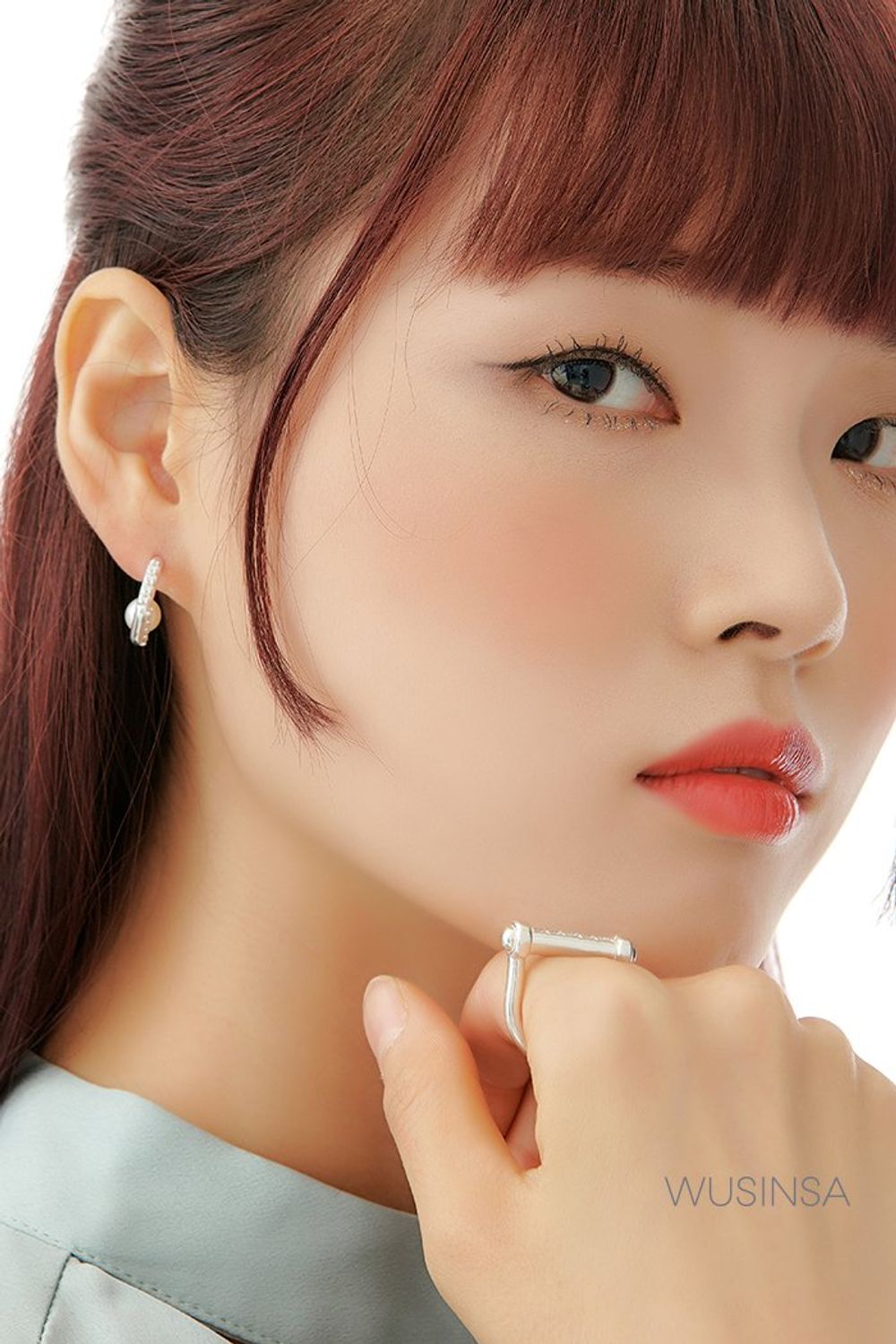 레이어드 스타일이 매력적인 블라우스와 와이드 핏의 슬랙스로 연출한 포멀 룩 #파스텔 #하객 #단정한 #와이드핏 #출근룩 #새틴 #가을 #포멀 #비즈니스캐주얼