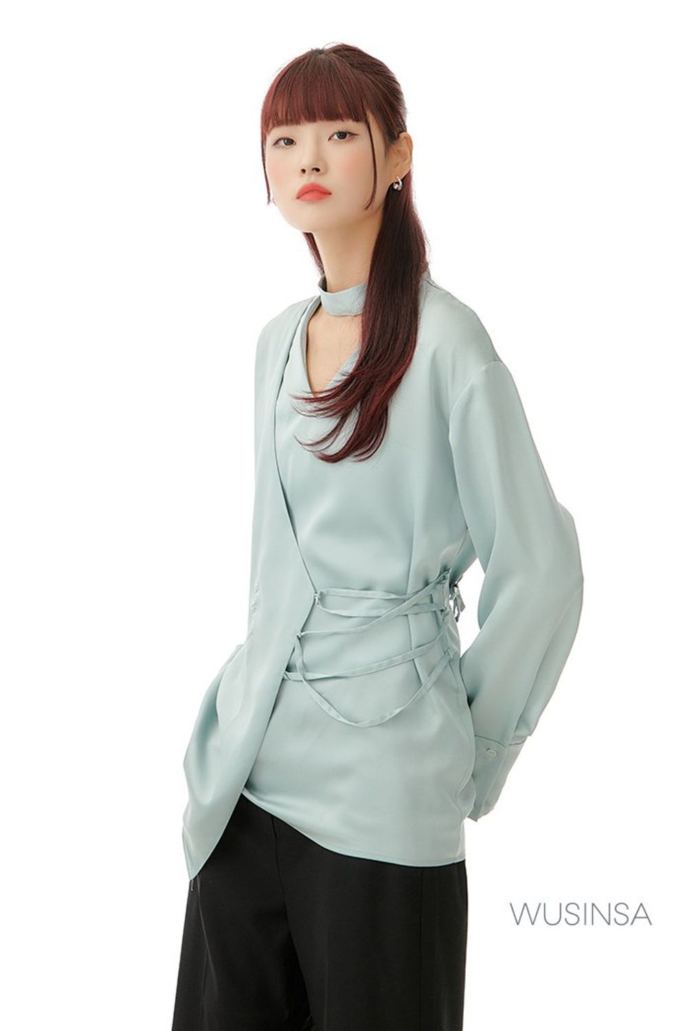 레이어드 스타일이 매력적인 블라우스와 와이드 핏의 슬랙스로 연출한 포멀 룩 #파스텔 #하객 #단정한 #와이드핏 #출근룩 #새틴 #가을 #포멀 #비즈니스캐주얼