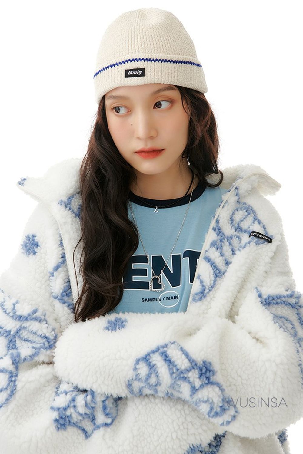 화사한 컬러의 플리스 재킷을 착용하고 데님 팬츠와 스니커즈로 마무리한 캐주얼 룩 #화사한 #로고플레이 #톤온톤 #꾸안꾸 #가을 #캐주얼