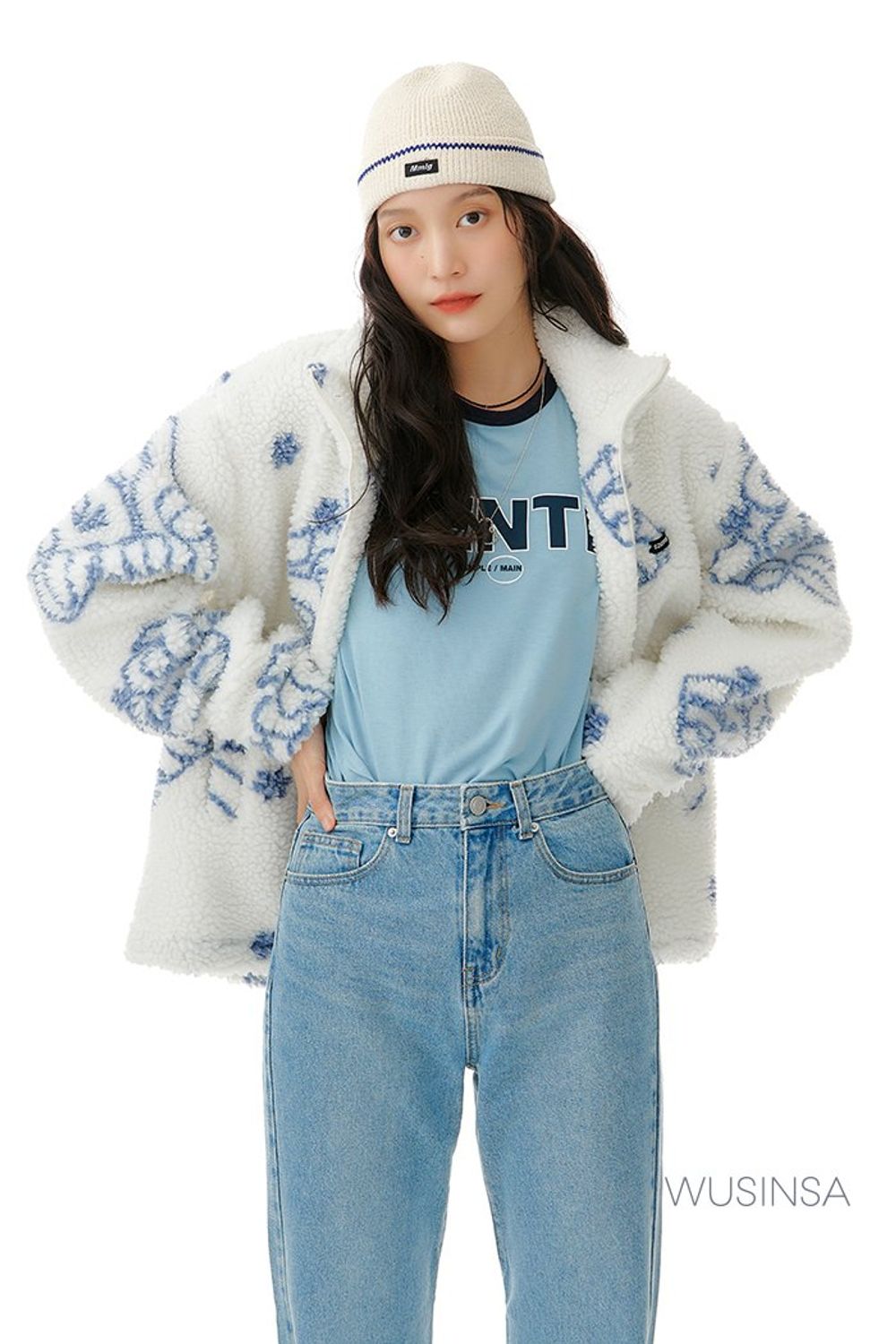 화사한 컬러의 플리스 재킷을 착용하고 데님 팬츠와 스니커즈로 마무리한 캐주얼 룩 #화사한 #로고플레이 #톤온톤 #꾸안꾸 #가을 #캐주얼