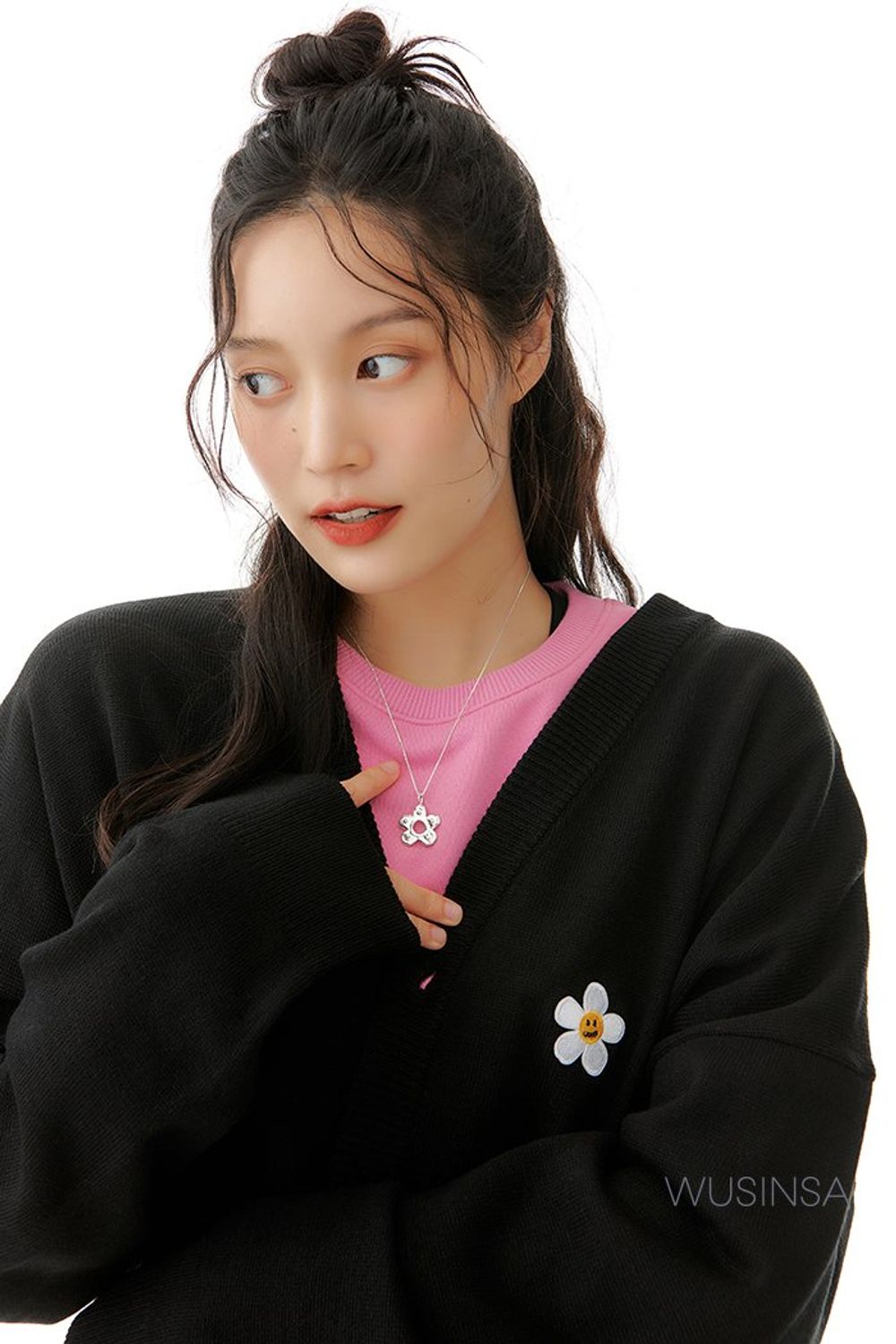 비비드한 핑크 컬러가 돋보이는 스웨트 셋업에 오버사이즈 카디건을 걸친 이지 캐주얼 룩 #로고플레이 #셋업코디 #비비드 #애니멀 #키높이 #크롭 #가을 #캐주얼