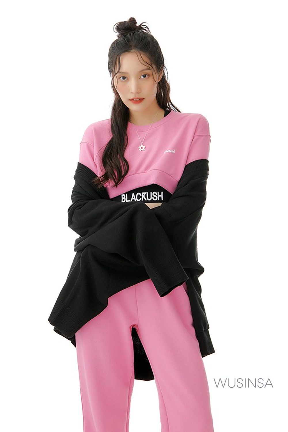 비비드한 핑크 컬러가 돋보이는 스웨트 셋업에 오버사이즈 카디건을 걸친 이지 캐주얼 룩 #로고플레이 #셋업코디 #비비드 #애니멀 #키높이 #크롭 #가을 #캐주얼