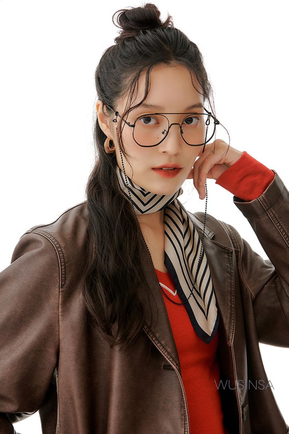 레더 블레이저에 컬러 티셔츠와 데님 팬츠를 코디하고 스카프와 안경으로 유니크함을 더한 레트로 룩 #빈티지 #환절기 #비비드 #에스닉룩 #레더 #가을 #레트로