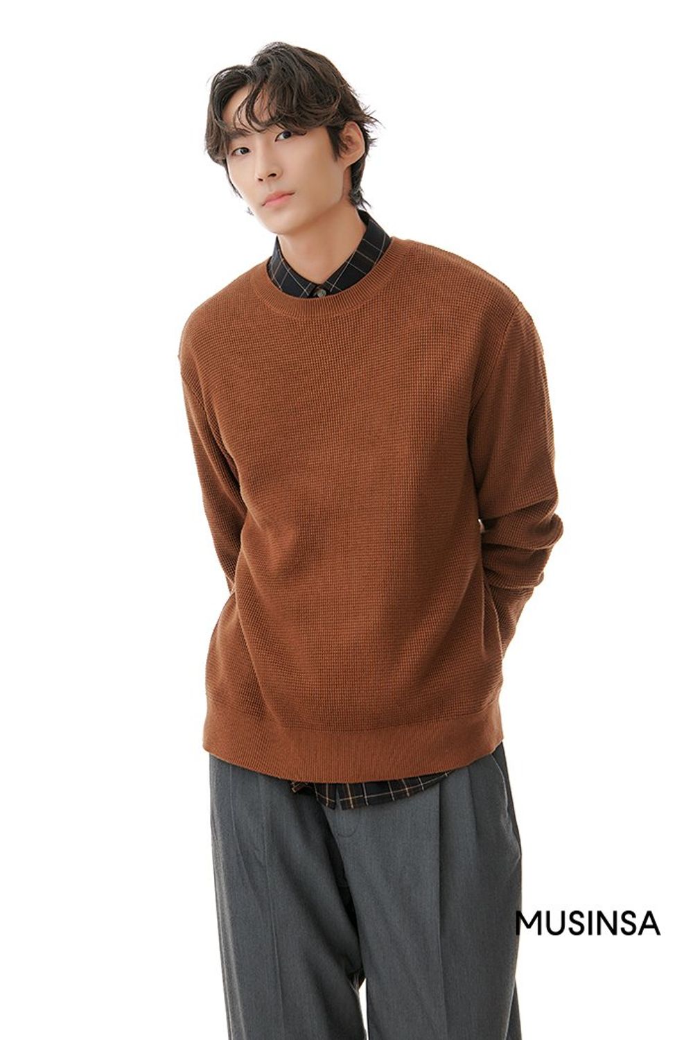 브라운 컬러 니트와 체크 패턴 셔츠를 레이어드하고 와이드 슬랙스를 매치해 마무리한 포멀 룩 #와이드핏 #체크 #레이어드룩 #출근룩 #핀턱 #가을 #미니멀 #비즈니스캐주얼 #포멀