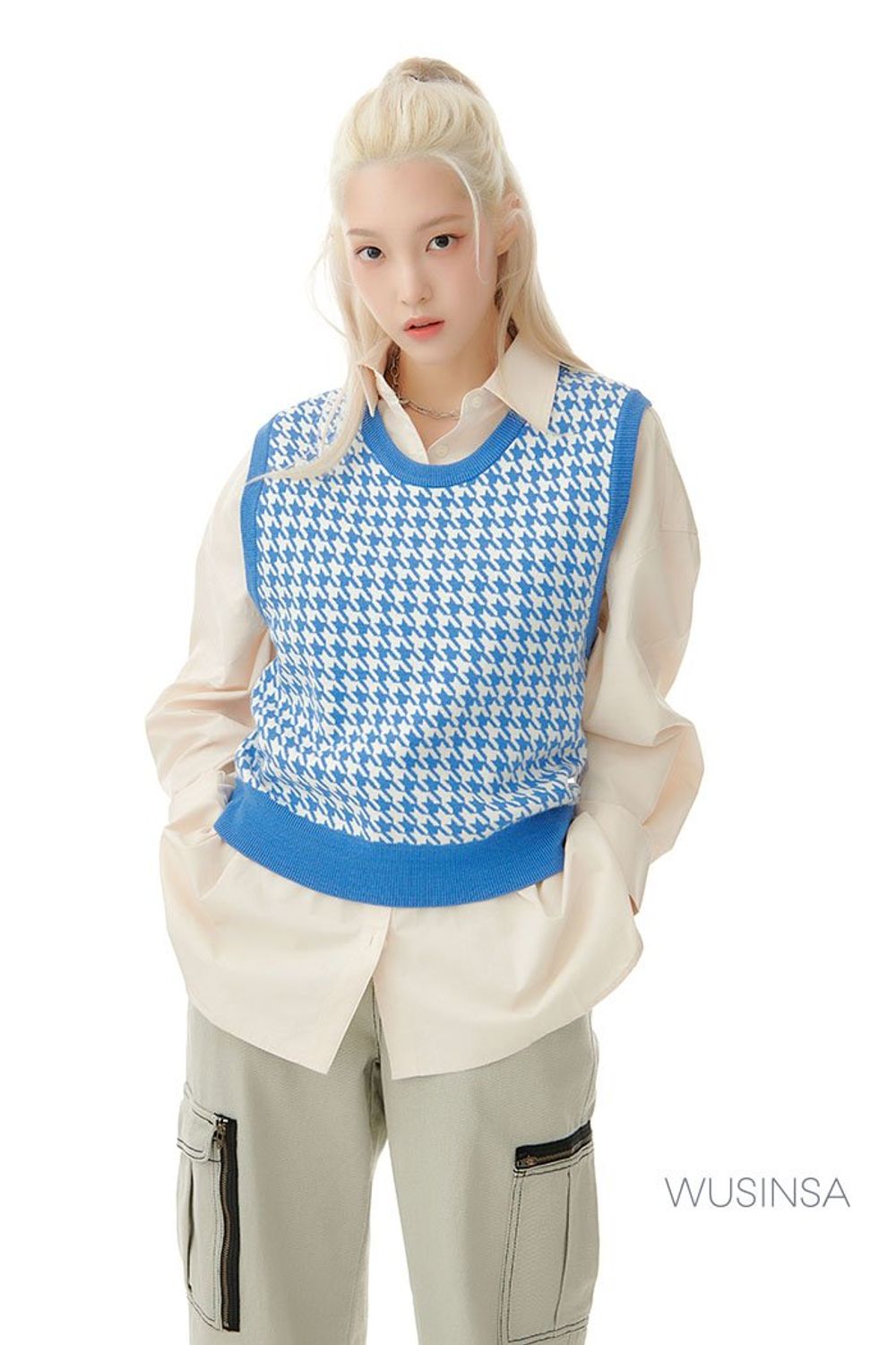 패턴 베스트와 셔츠를 레이어드하고 카고 팬츠와 레더 재킷으로 멋을 더한 캐주얼 룩 #유니크 #컬러포인트 #체크 #레더 #카고 #가을 #캐주얼