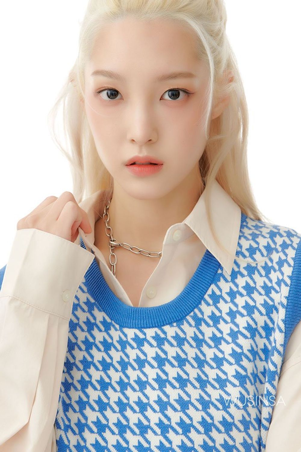 패턴 베스트와 셔츠를 레이어드하고 카고 팬츠와 레더 재킷으로 멋을 더한 캐주얼 룩 #유니크 #컬러포인트 #체크 #레더 #카고 #가을 #캐주얼
