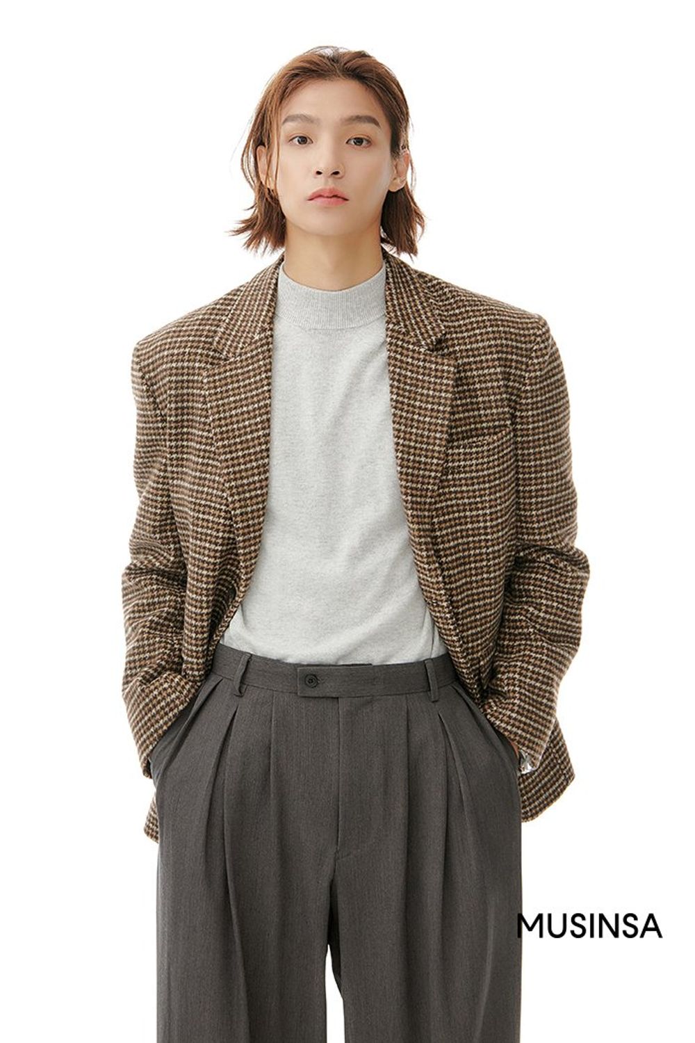 미니멀 무드의 터틀넥과 와이드 슬랙스를 매치하고 체크 패턴이 돋보이는 재킷을 걸쳐 마무리한 포멀 룩 #단정한 #와이드핏 #체크 #출근룩 #핀턱 #가을 #비즈니스캐주얼 #포멀