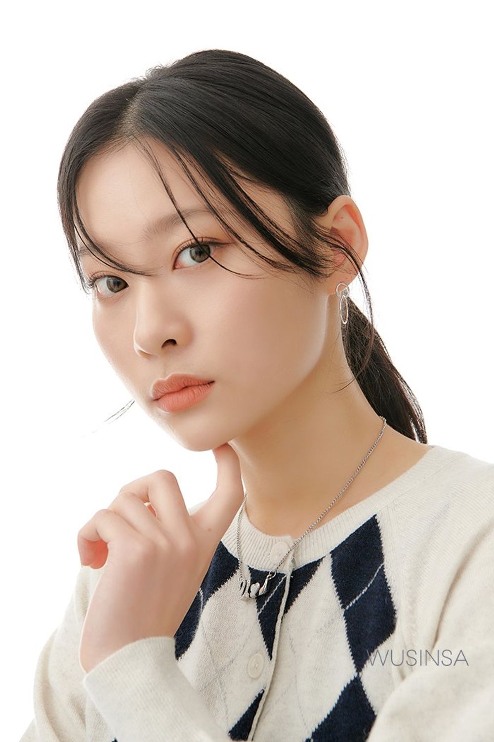 블레이저에 아가일 패턴 카디건을 더하고 데님 팬츠로 마무리한 캐주얼 룩 #환절기 #체크 #아가일 #가을 #캐주얼