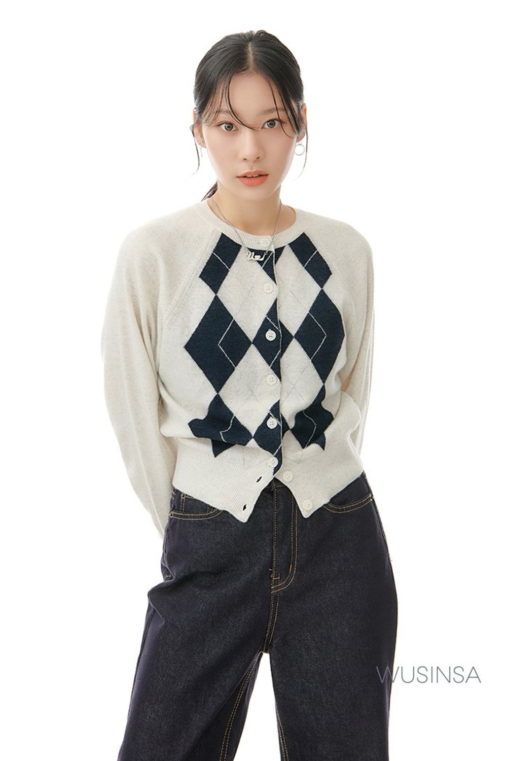 블레이저에 아가일 패턴 카디건을 더하고 데님 팬츠로 마무리한 캐주얼 룩 #환절기 #체크 #아가일 #가을 #캐주얼
