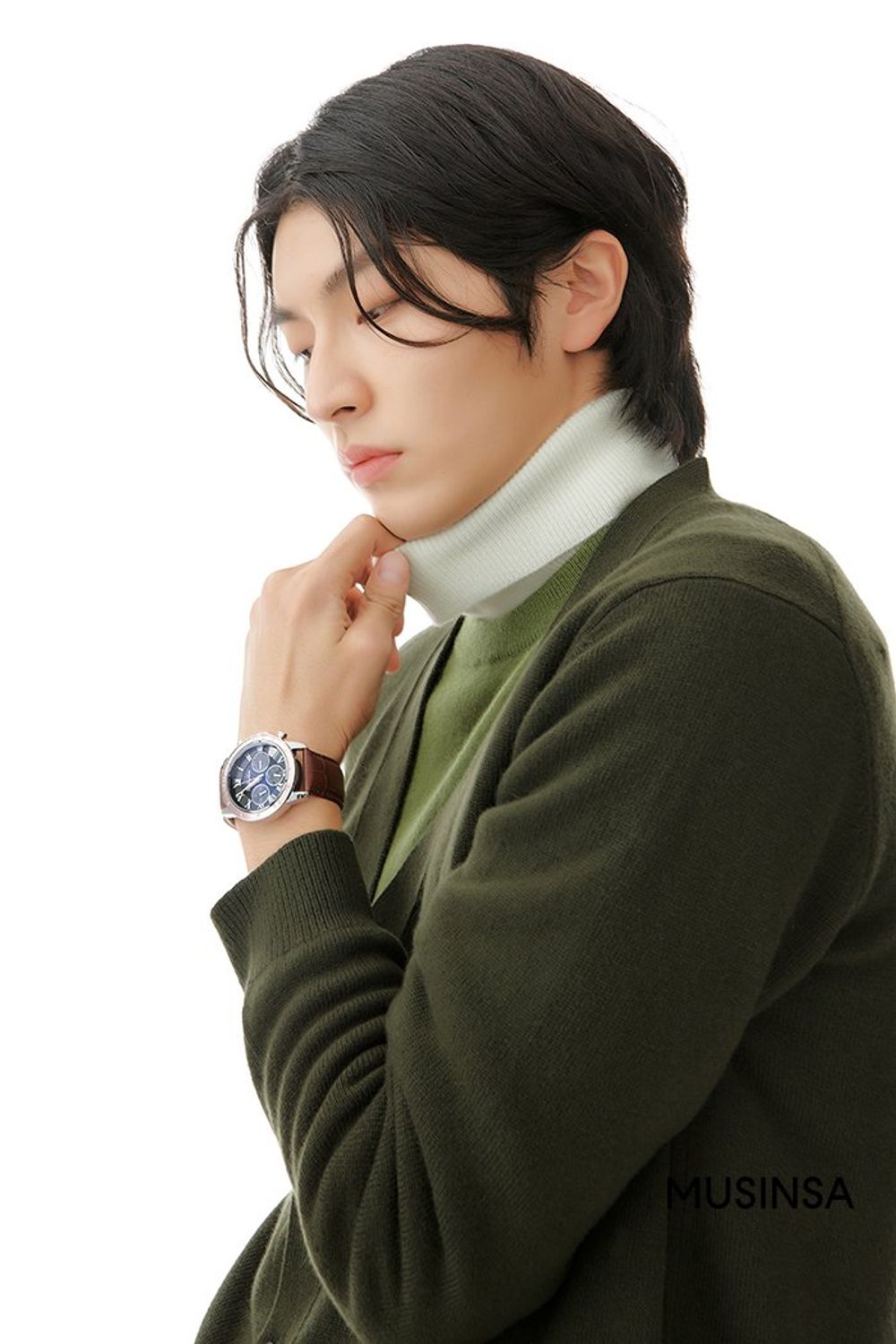 카키 컬러의 카디건과 와이드 슬랙스를 매치하고 체크 패턴 코트를 걸쳐 마무리한 포멀 룩 #격식 #와이드핏 #톤온톤 #체크 #레이어드룩 #얼죽코 #하객 #핀턱 #가을 #미니멀 #비즈니스캐주얼 #포멀