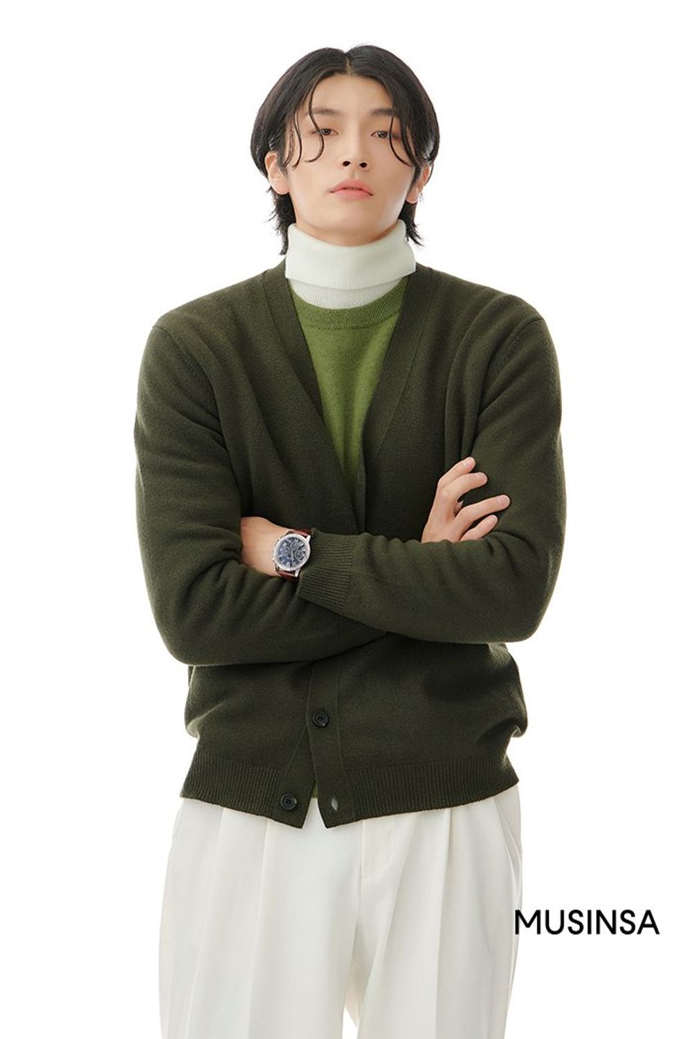 카키 컬러의 카디건과 와이드 슬랙스를 매치하고 체크 패턴 코트를 걸쳐 마무리한 포멀 룩 #격식 #와이드핏 #톤온톤 #체크 #레이어드룩 #얼죽코 #하객 #핀턱 #가을 #미니멀 #비즈니스캐주얼 #포멀