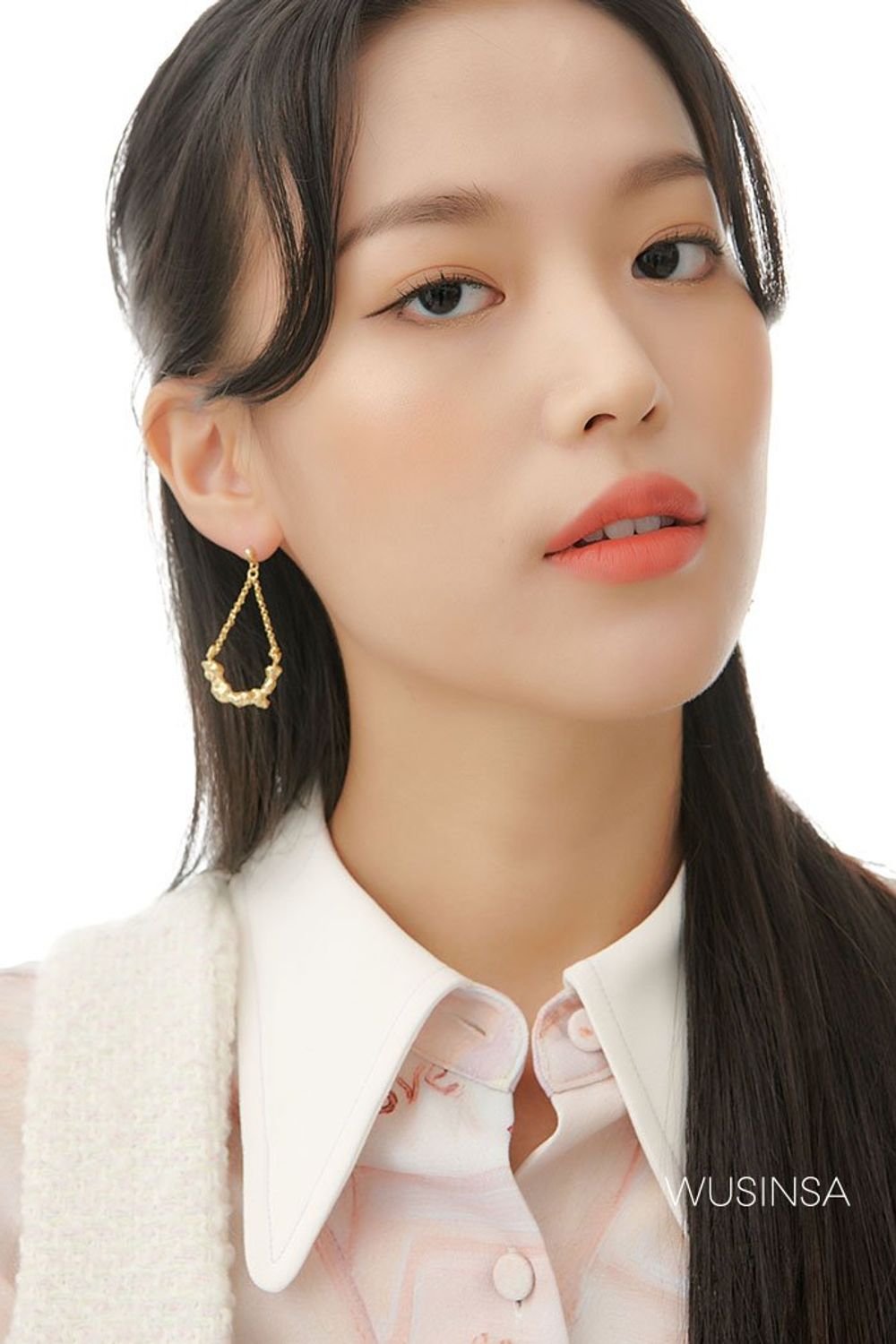 파스텔 컬러의 코트와 블라우스 토트백으로 연출한 로맨틱 룩 #화사한 #레터링 #파스텔 #레이어드룩 #워싱 #키높이 #가을 #로맨틱