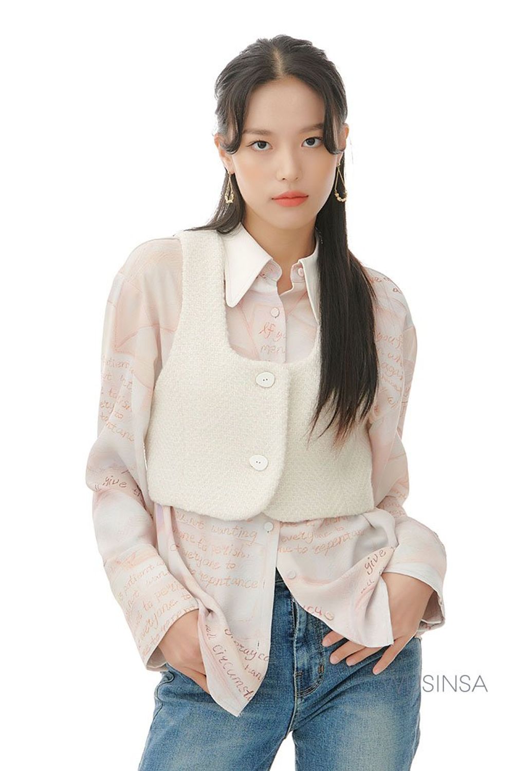 파스텔 컬러의 코트와 블라우스 토트백으로 연출한 로맨틱 룩 #화사한 #레터링 #파스텔 #레이어드룩 #워싱 #키높이 #가을 #로맨틱