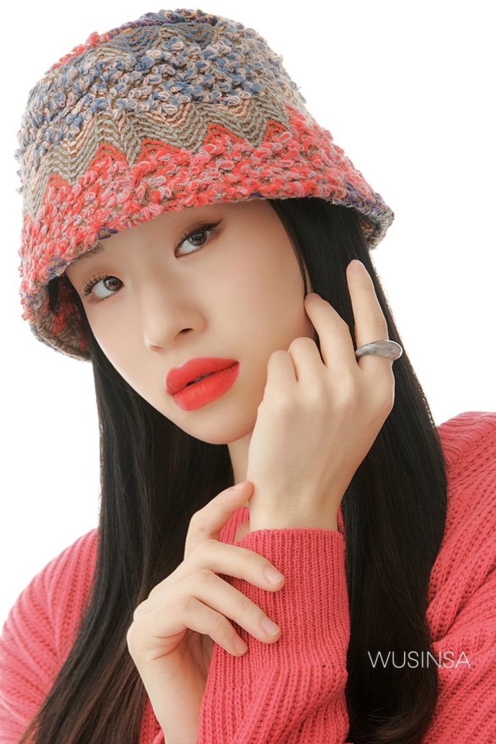 레더 패딩에 핑크 컬러 니트와 버킷햇으로 포인트를 더한 캐주얼 룩 #부츠컷 #컬러포인트 #비비드 #레더 #키높이 #퀼팅 #가을 #캐주얼