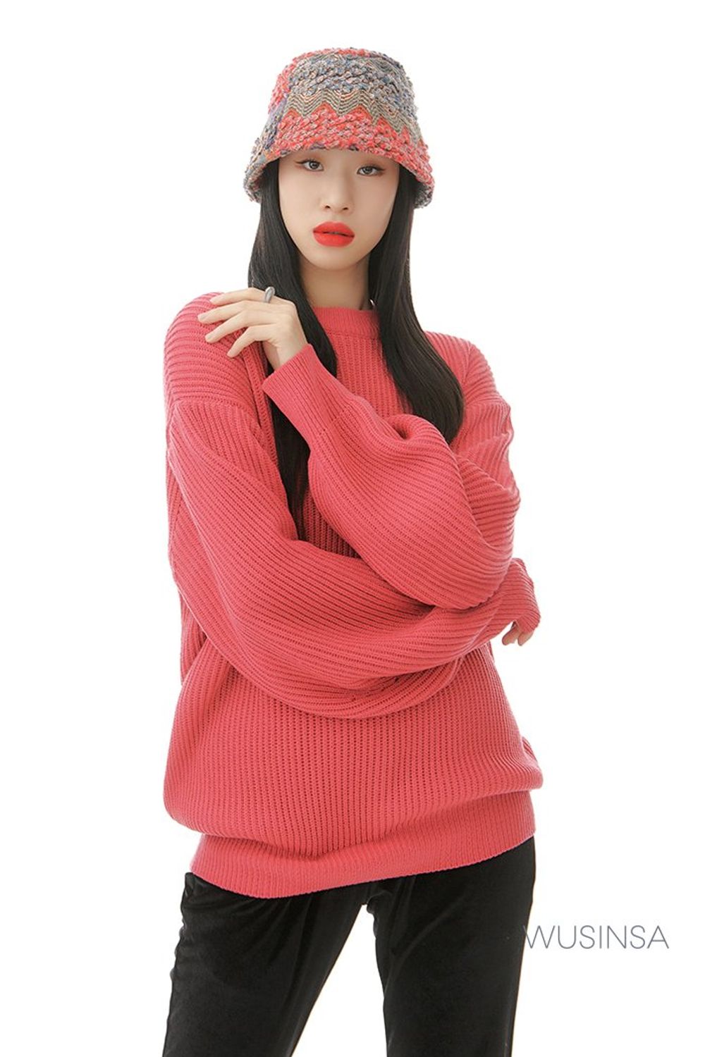 레더 패딩에 핑크 컬러 니트와 버킷햇으로 포인트를 더한 캐주얼 룩 #부츠컷 #컬러포인트 #비비드 #레더 #키높이 #퀼팅 #가을 #캐주얼
